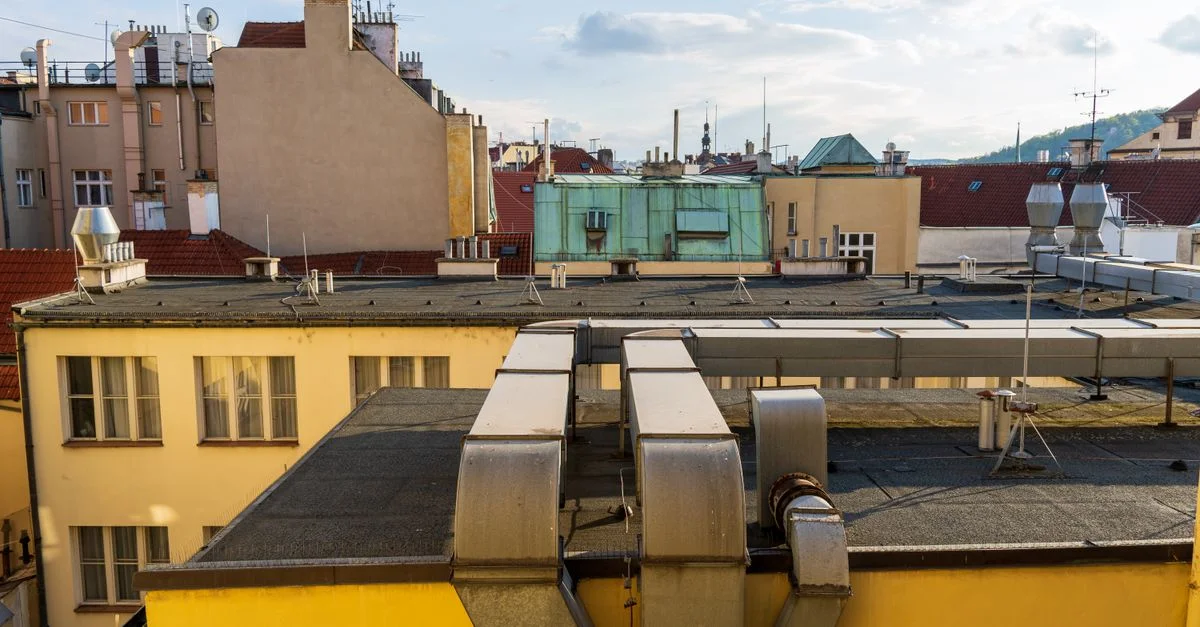 Vista detallada de un paisaje urbano de techos en una ciudad histórica durante el día.